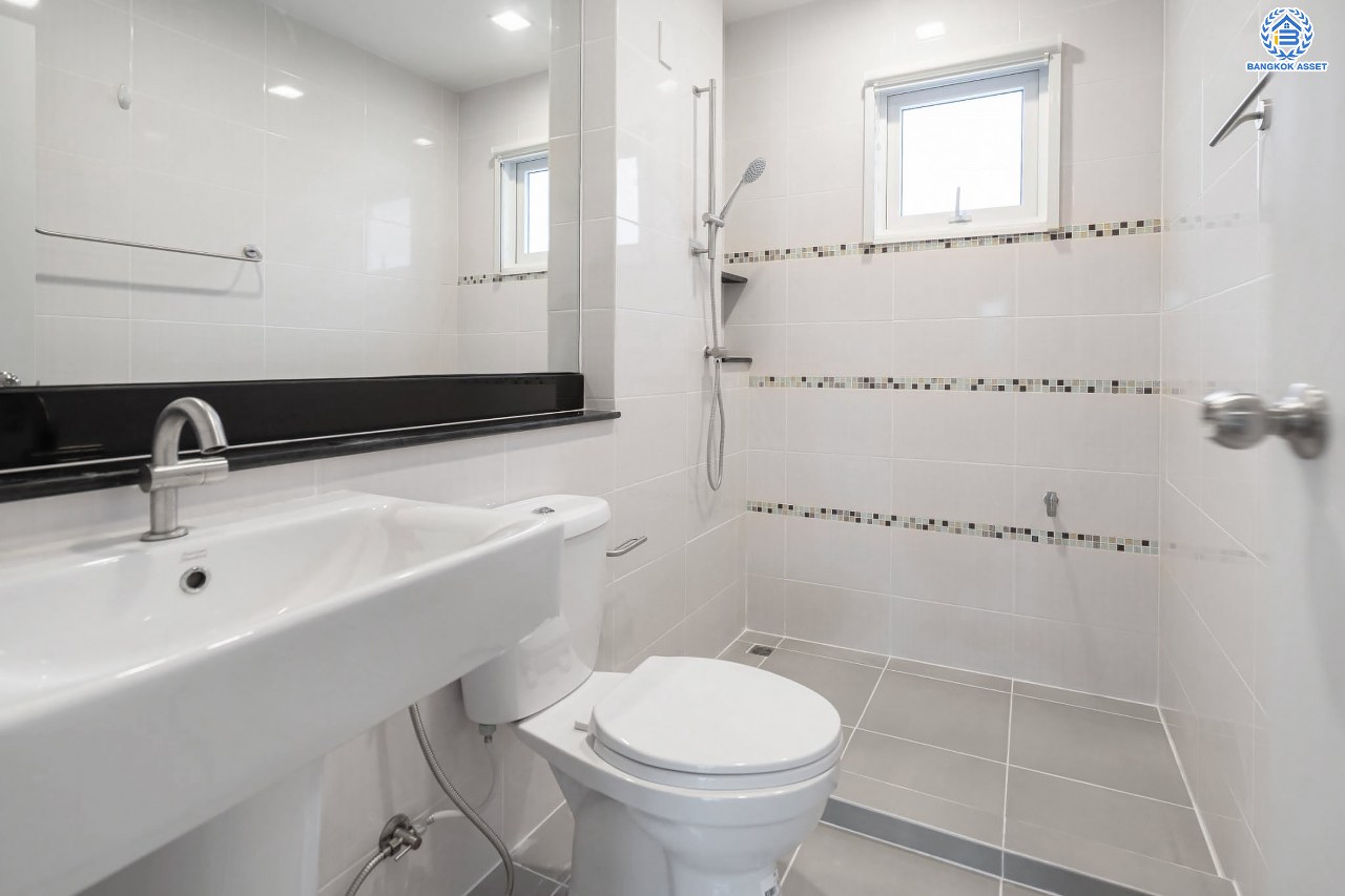 บ้านมือสองตกแต่งใหม่ โครงการ สราญสิริ ติวานนท์-แจ้งวัฒนะ2 หลังมุม เนื้อที่ 56.5 ตร.ว. ดีไซน์ตอบทุกไลฟ์สไตล์ ฟังก์ชัน 3 ห้องนอน 3 ห้องน้ำ จอดรถได้ 2 คัน Living ชั้นบนกว้างขวาง บนทำเลติดถนนใหญ่ เชื่อมต่อทุกเส้นทาง ใกล้จุดขึ้นทางด่วน "ศรีสมาน"